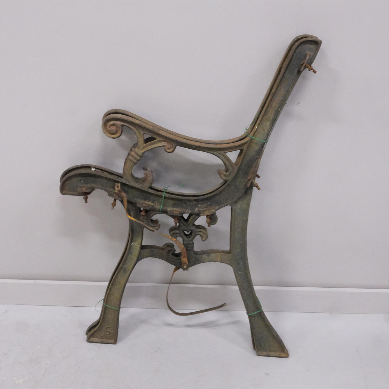 GARDEN BENCH GABLES.