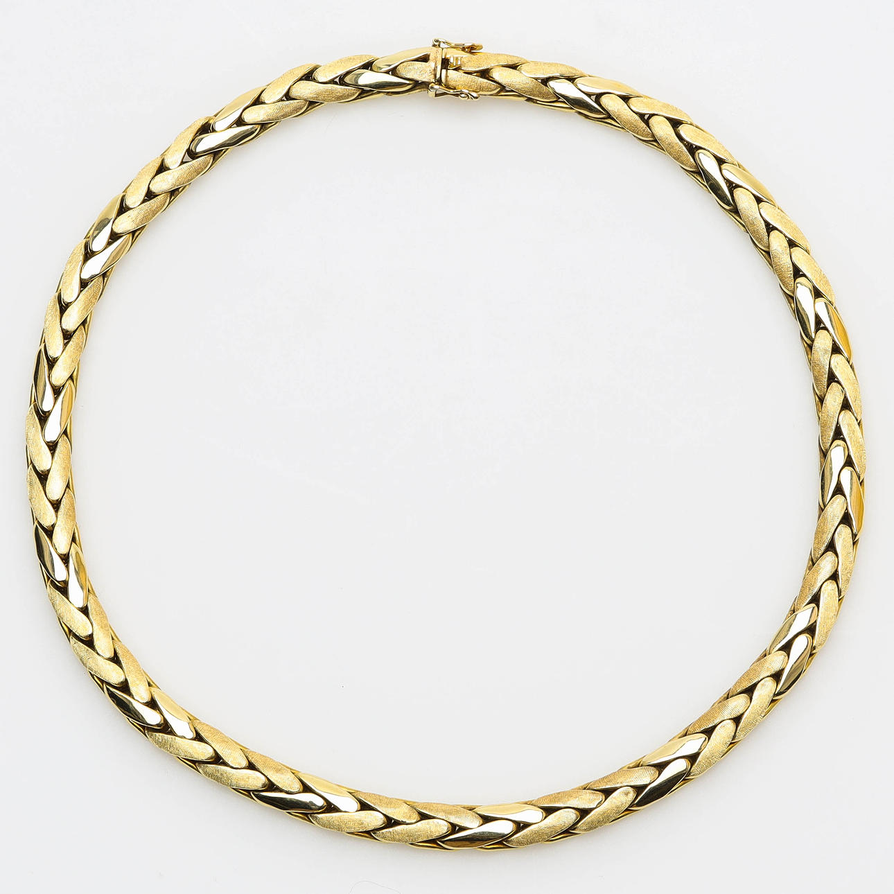 A 14K gold necklace, partly satinated.