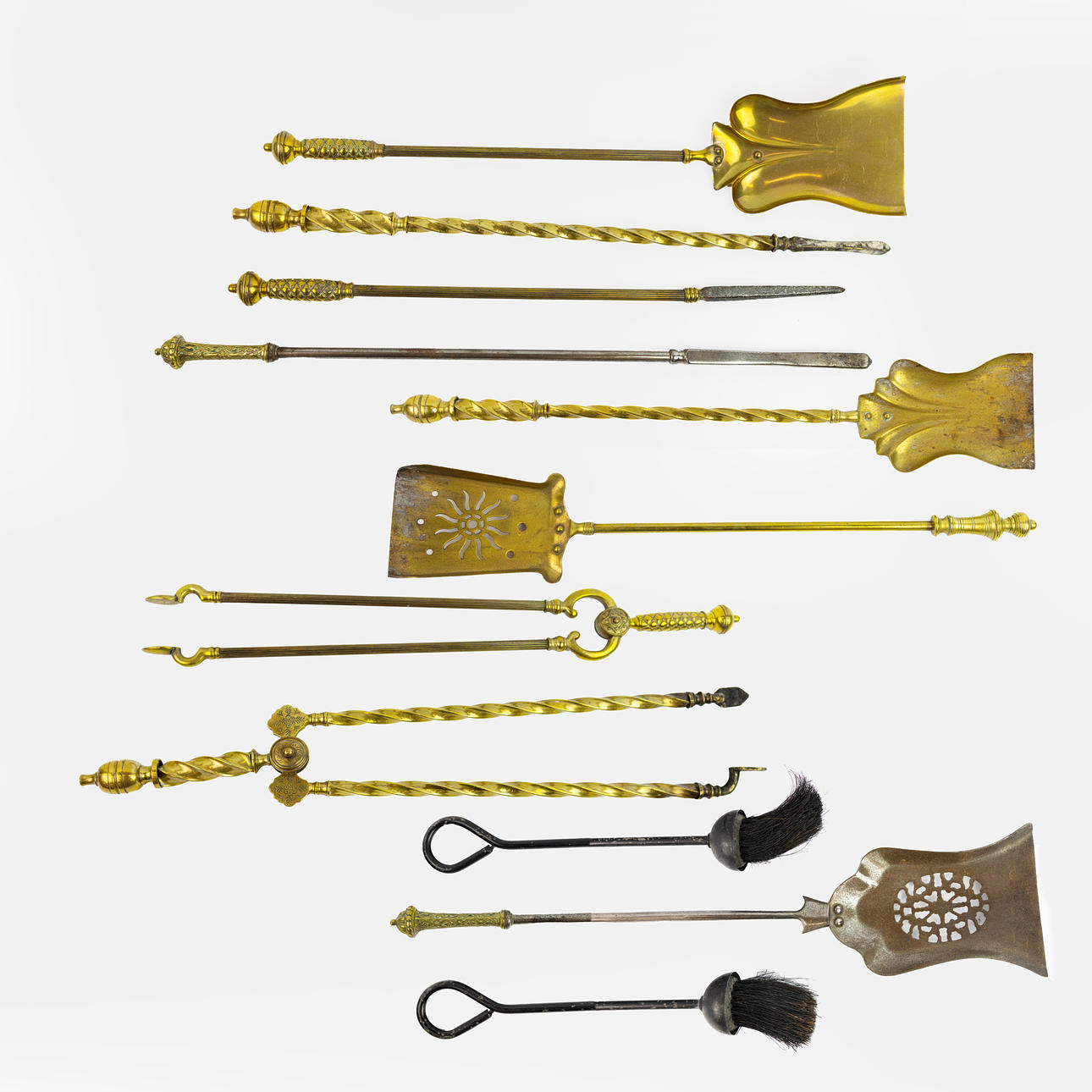 EN SAMLING AV MÄSSING ELDJÄRN OCH TILLBEHÖR.