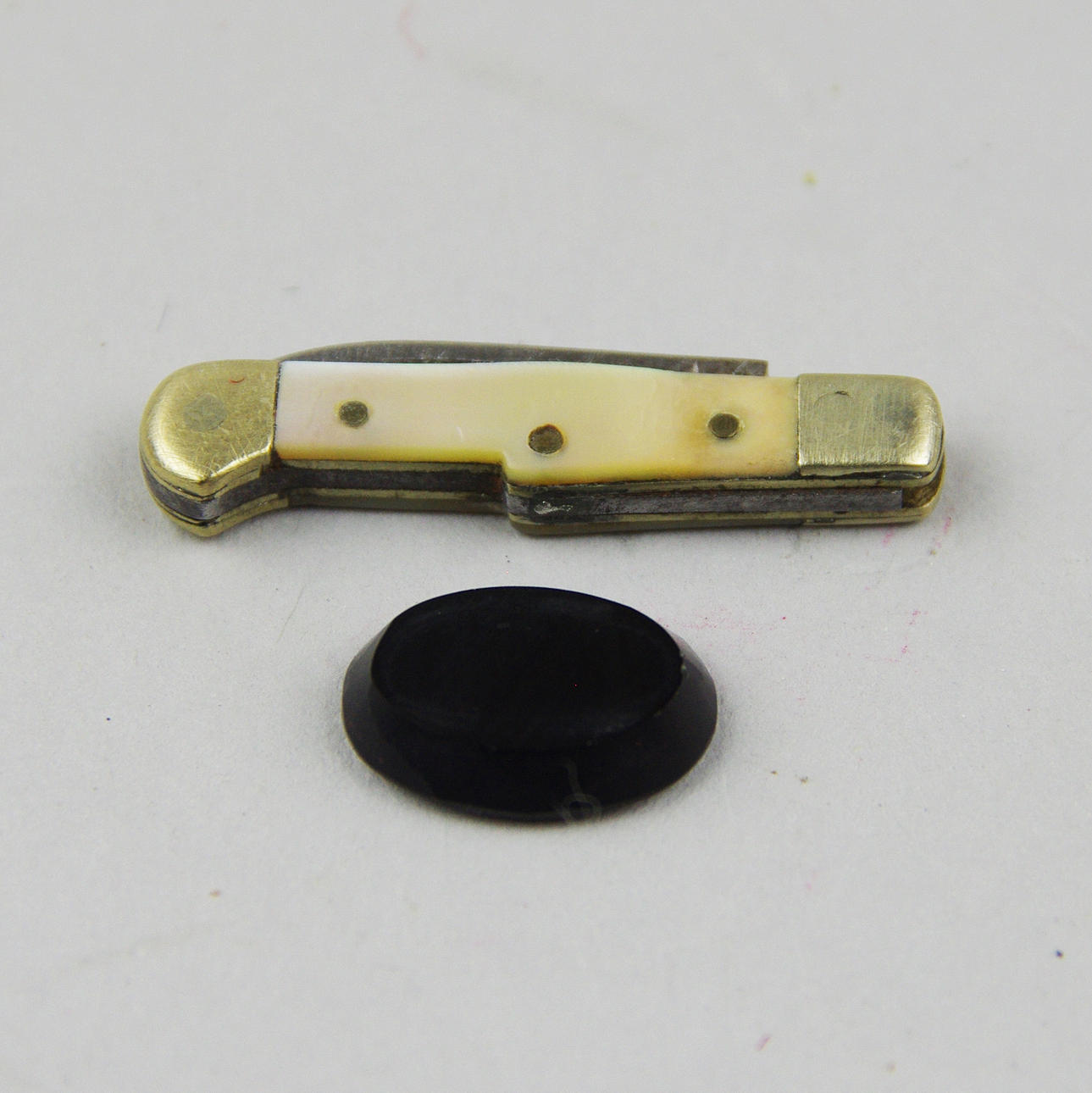 FÄLLKNIV MED BRYNSTEN, miniatyrer.