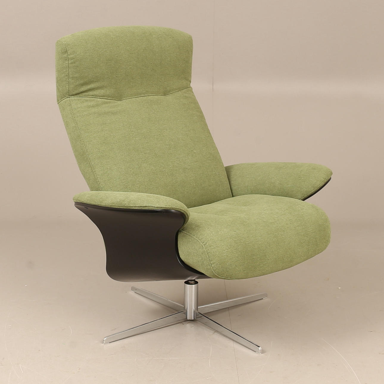 Nojatuoli, ”Vikborg”, Skipper Furniture.