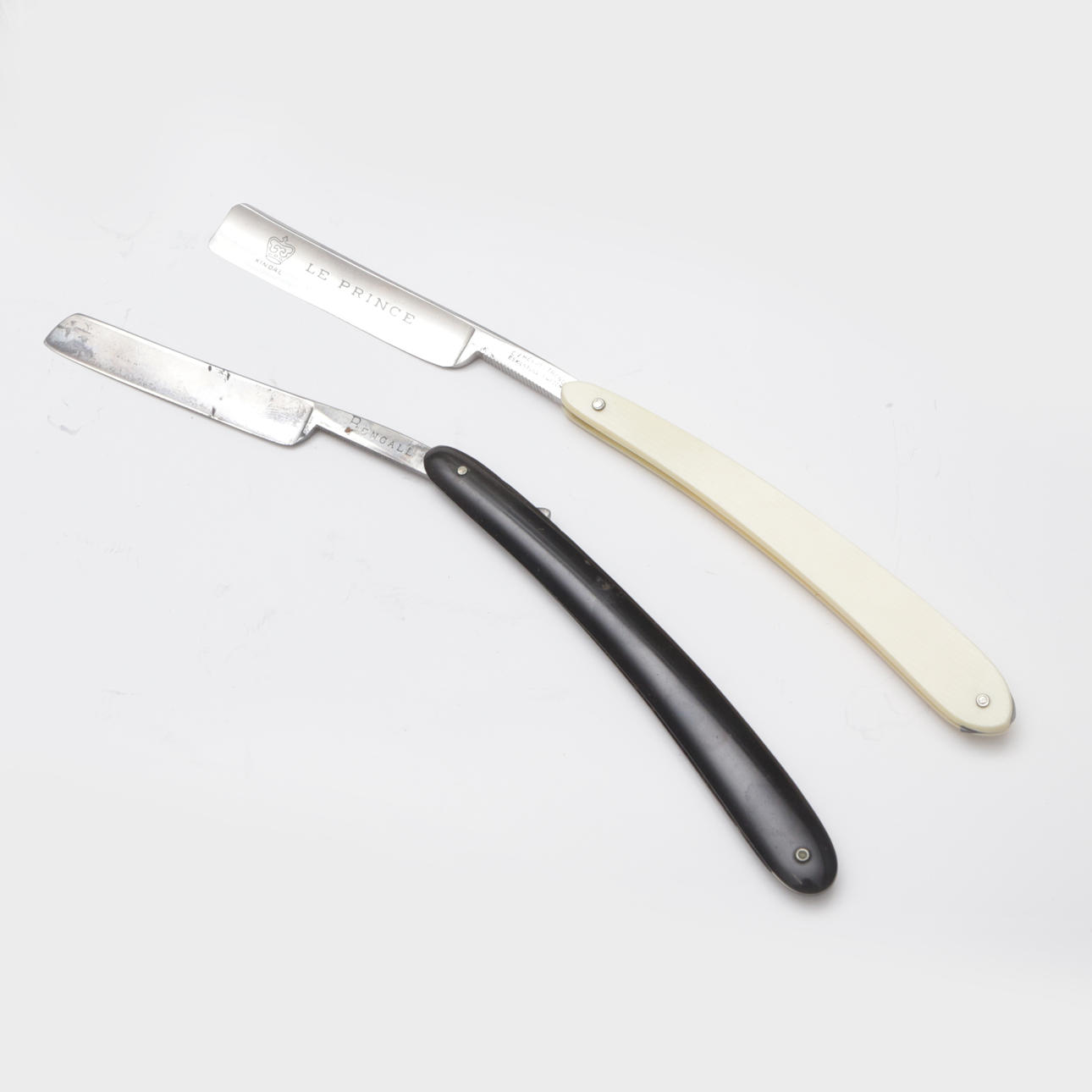 RAZORS 2 pcs, BOXES 2 pcs, wood/metal.