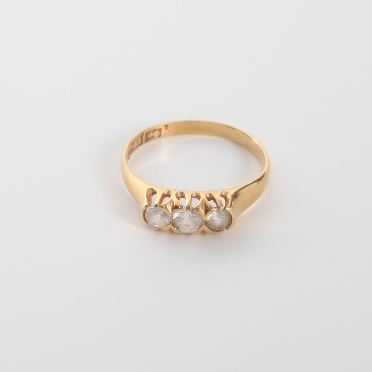 RING MIT WEISSEN STEINEN, 18 K Gold, 1962.