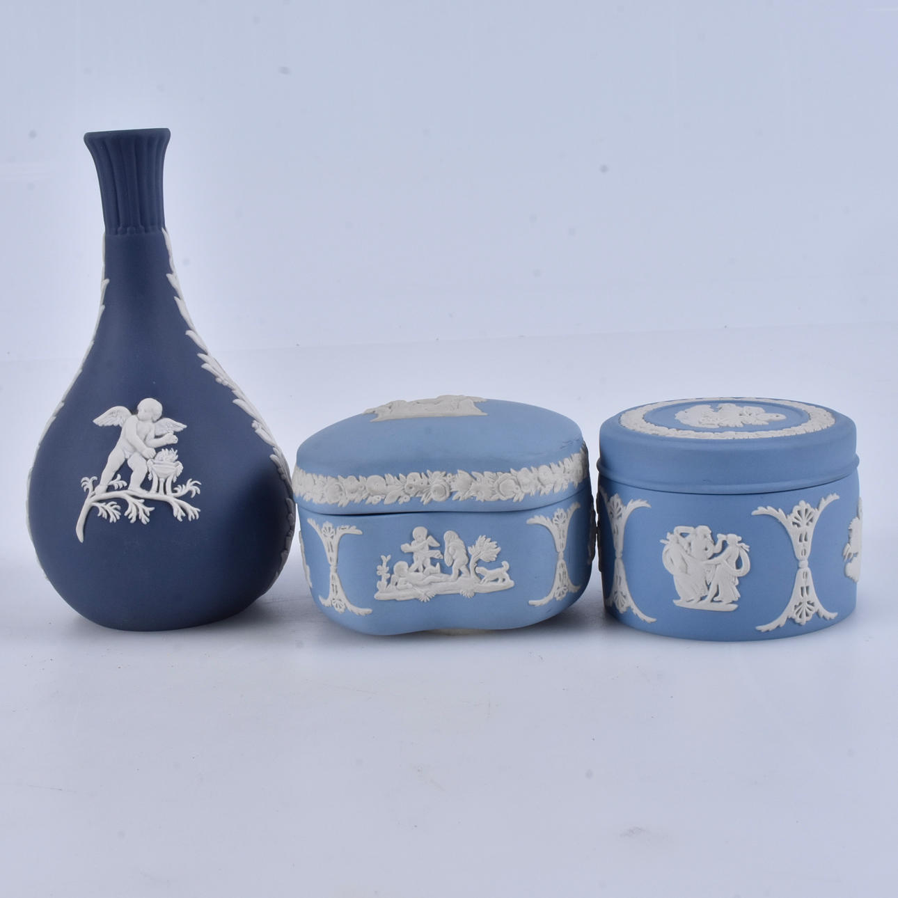 LOCKASKAR SAMT VAS, keramik, Wedgewood, England.