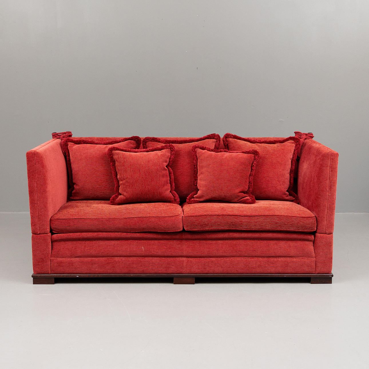 SOFFA, s.k. Knole-soffa, helstoppad, 1900-talets slut.