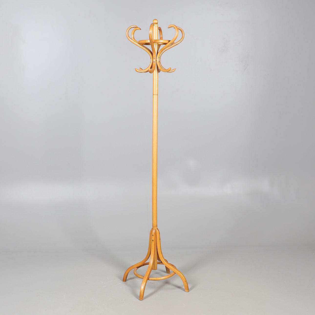 EN BØJET HATESTATIV.