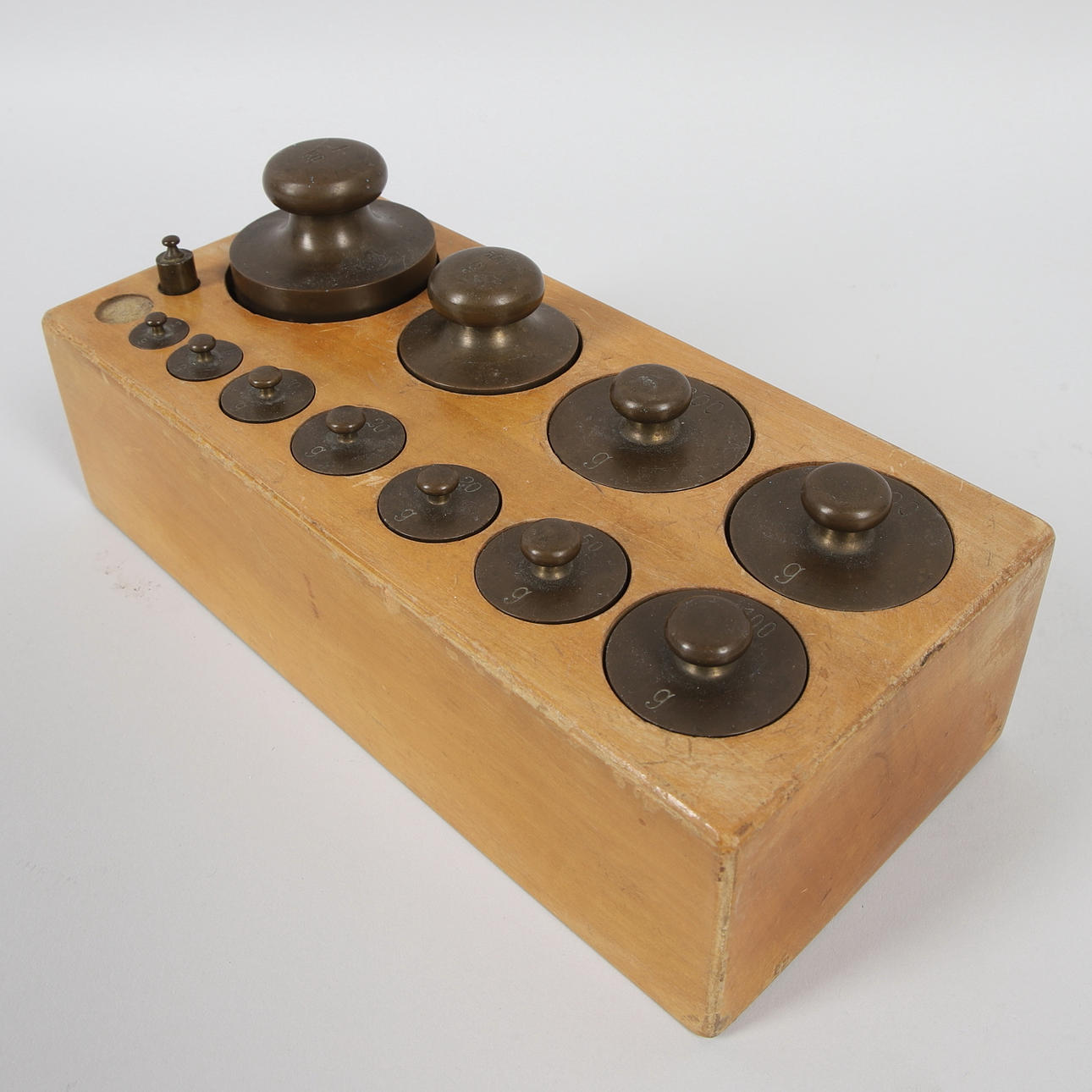 VIKTER på trälåda, 12 st vikter, brons, 1900-tal.