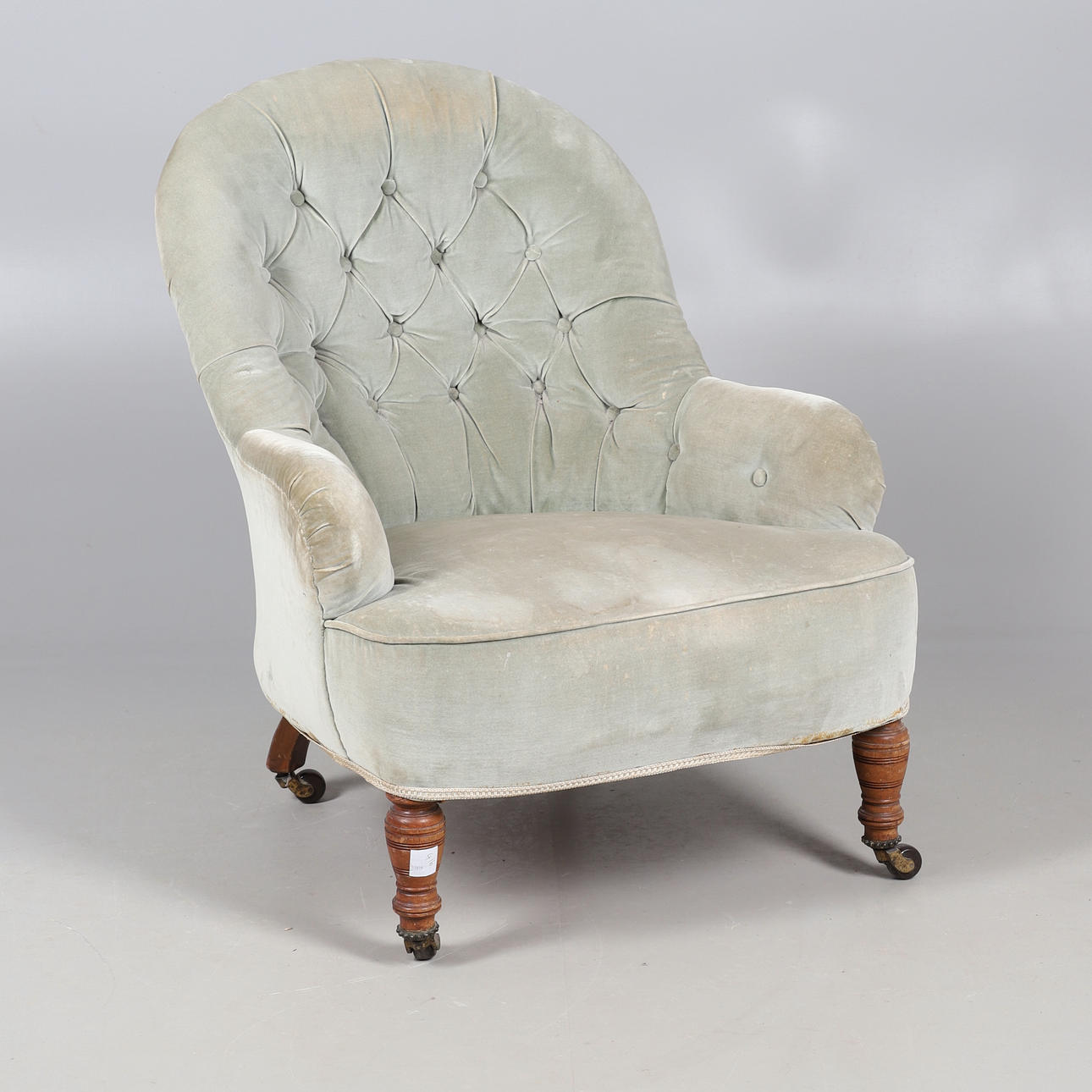 VIKTORIAANINEN VERHOILTU NAPPITUOLI.