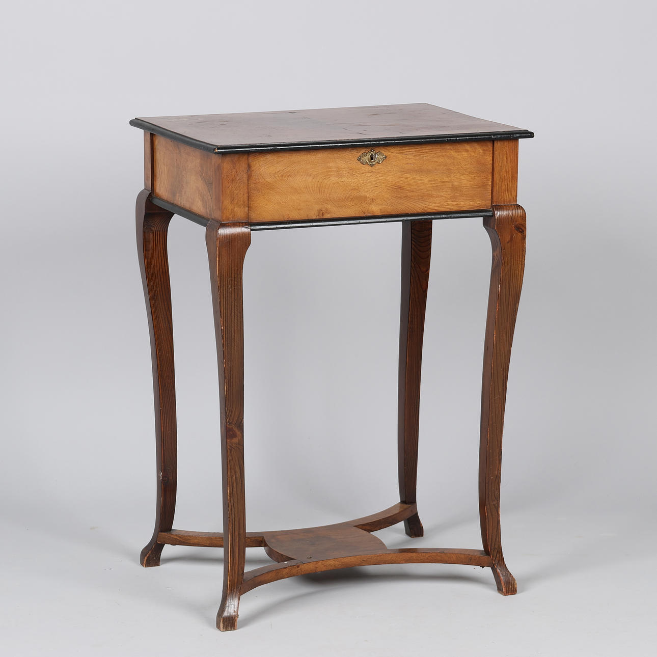 Sybord af mahogni. ca 1880-1900.