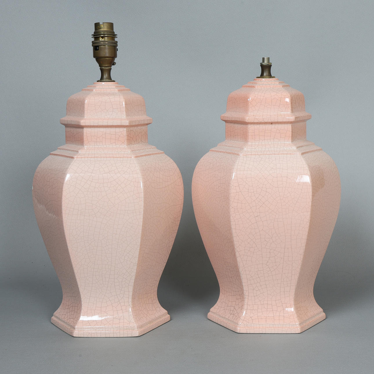 PARI VAALEANPUNAISTA SÄRÖLASILAMPPUA (2).