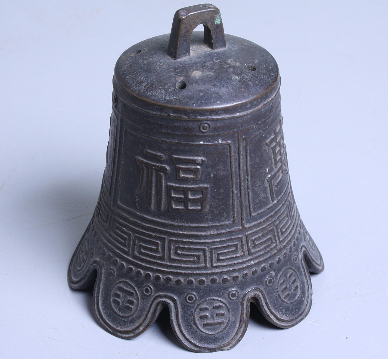 TEMPELKLOCKA i järn, kinesisk.