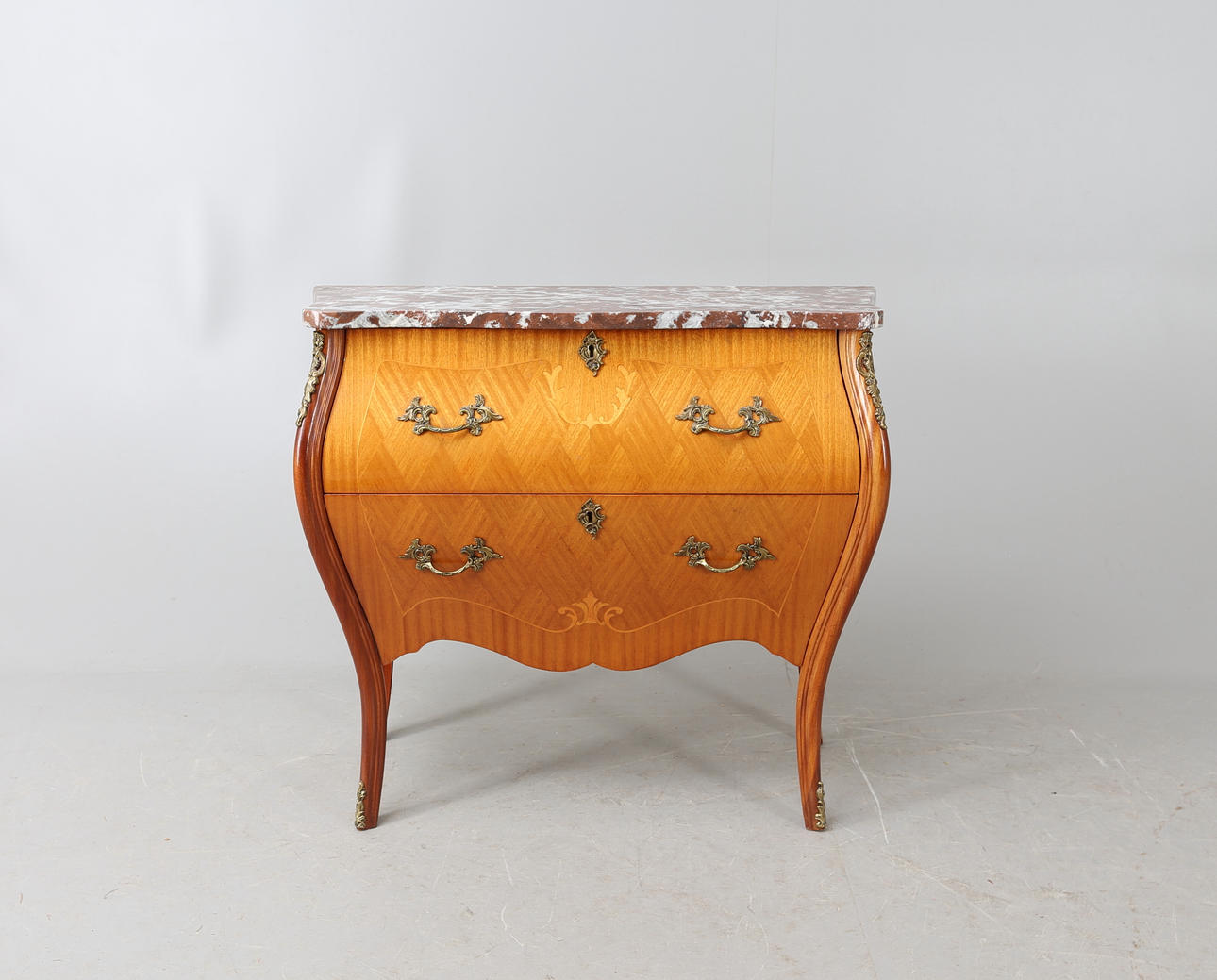 BYRÅ, rokokostil, 1900-tal.