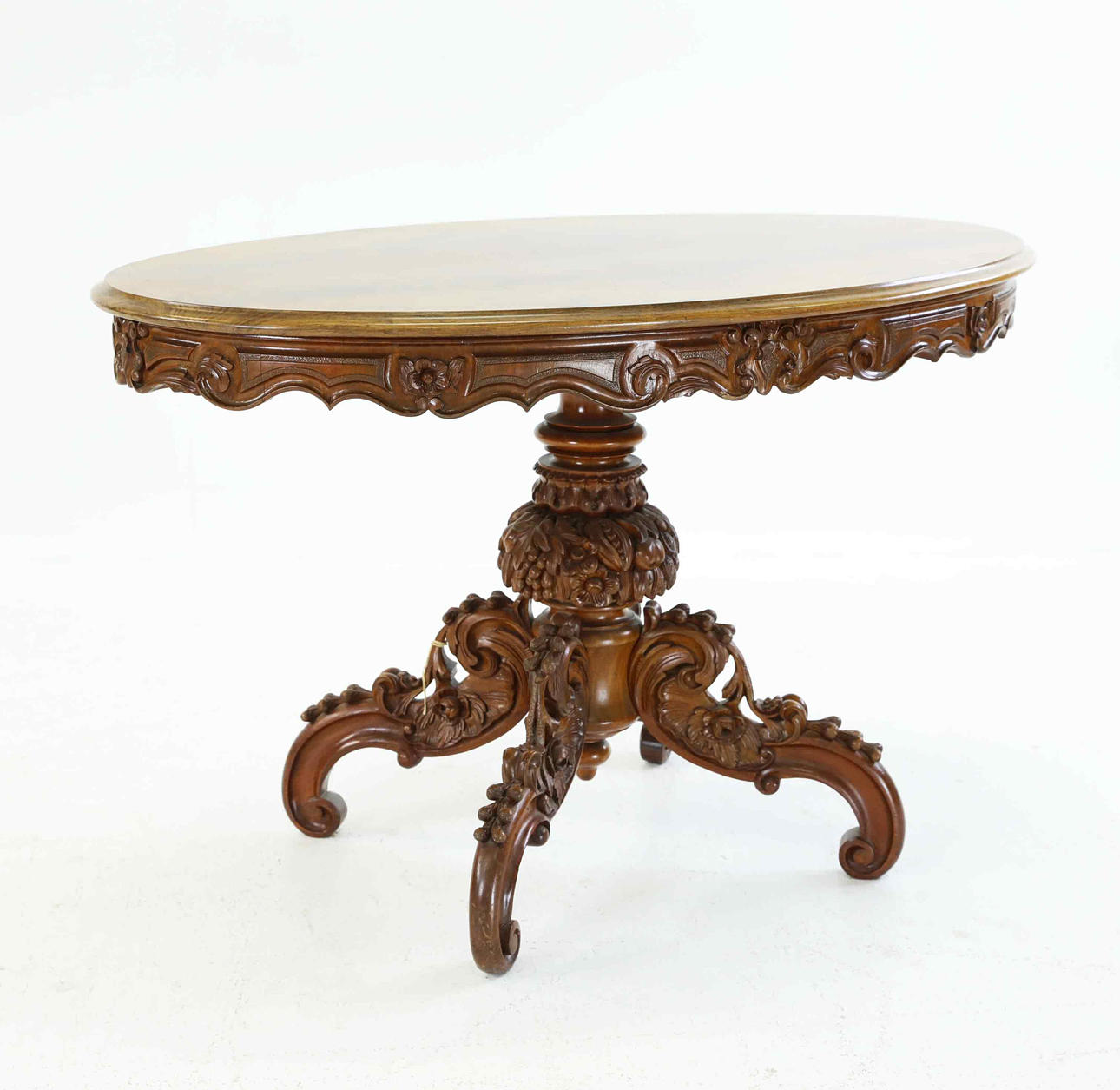 Ein Mahagonitisch aus dem 19. Jahrhundert.