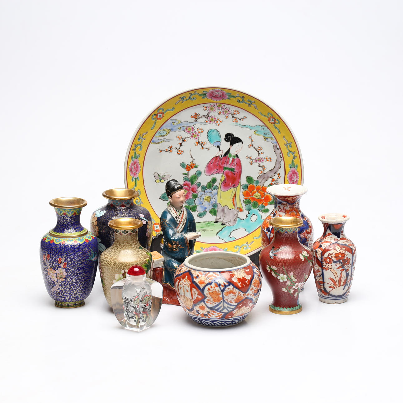 ORIENTAL OBJECTS, 10 pieces, porcelain and metal.