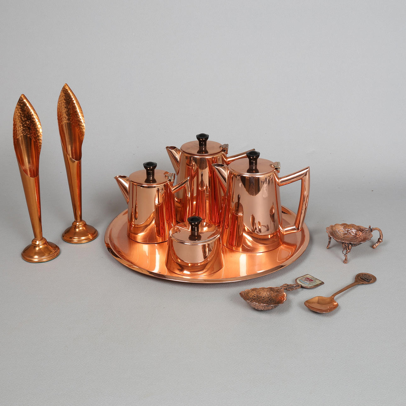 EIN KUPFER-KAFFEESET ZUSAMMEN MIT ANDEREN (MENGE).