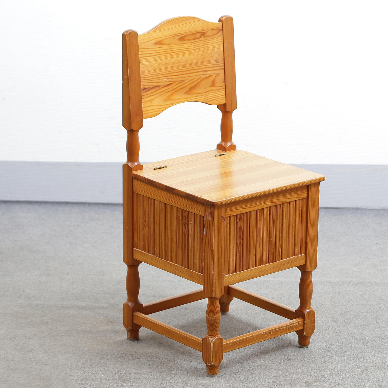 STOL MED FÖRVARING, FURU, 1900-TAL.