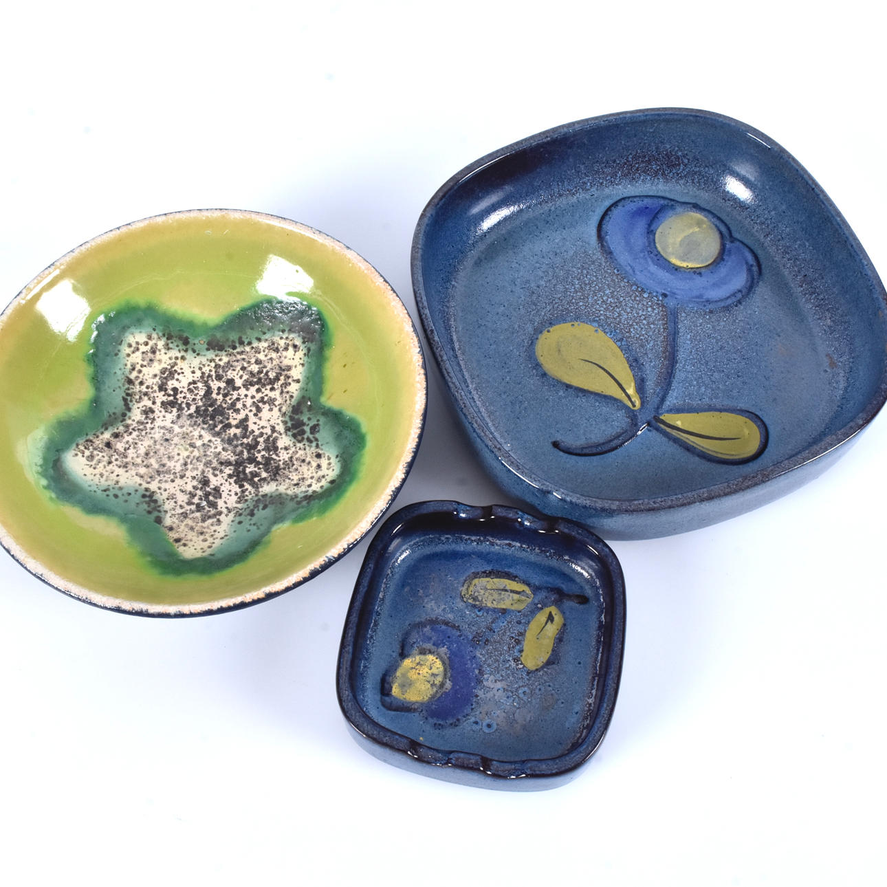 A 3-piece ceramic dish, fol. a, Scheurich, 20th century.