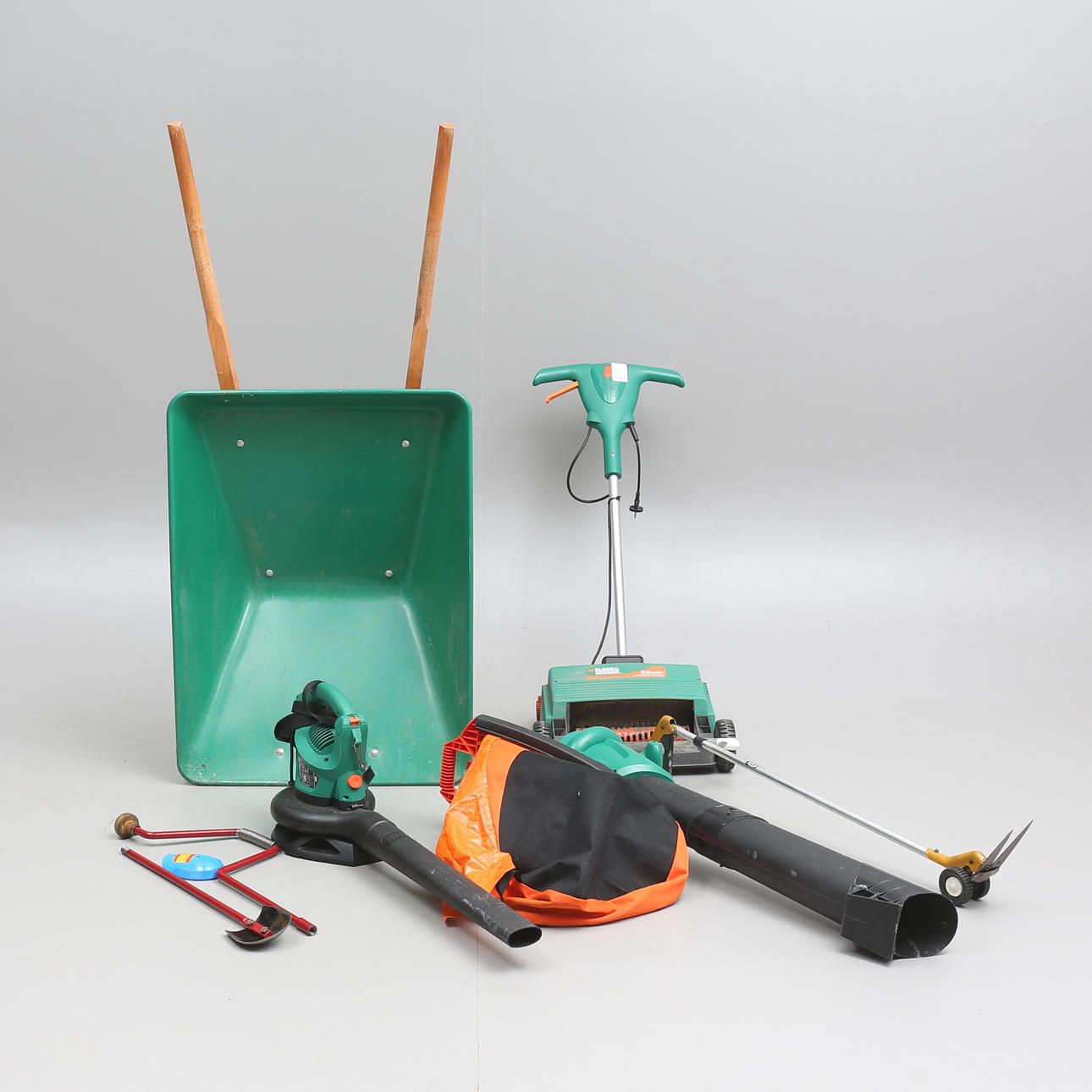 SCHUBKARRE, LAUBBLÄSER und MOOSSCHABER.