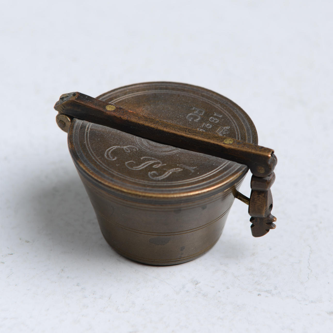 VIKTSATS, mässing, krönt 1829.