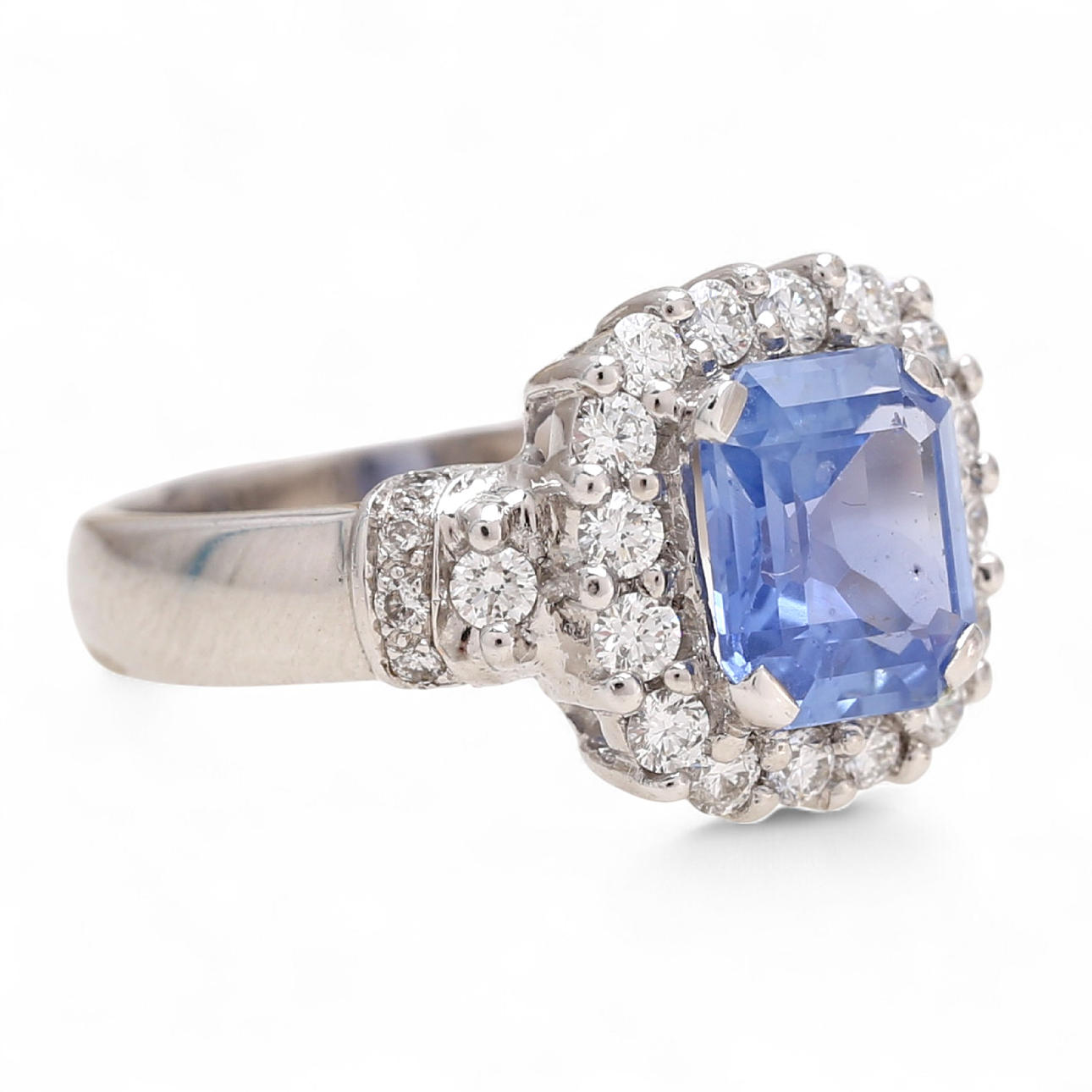 Sortija de diamantes y zafiro.