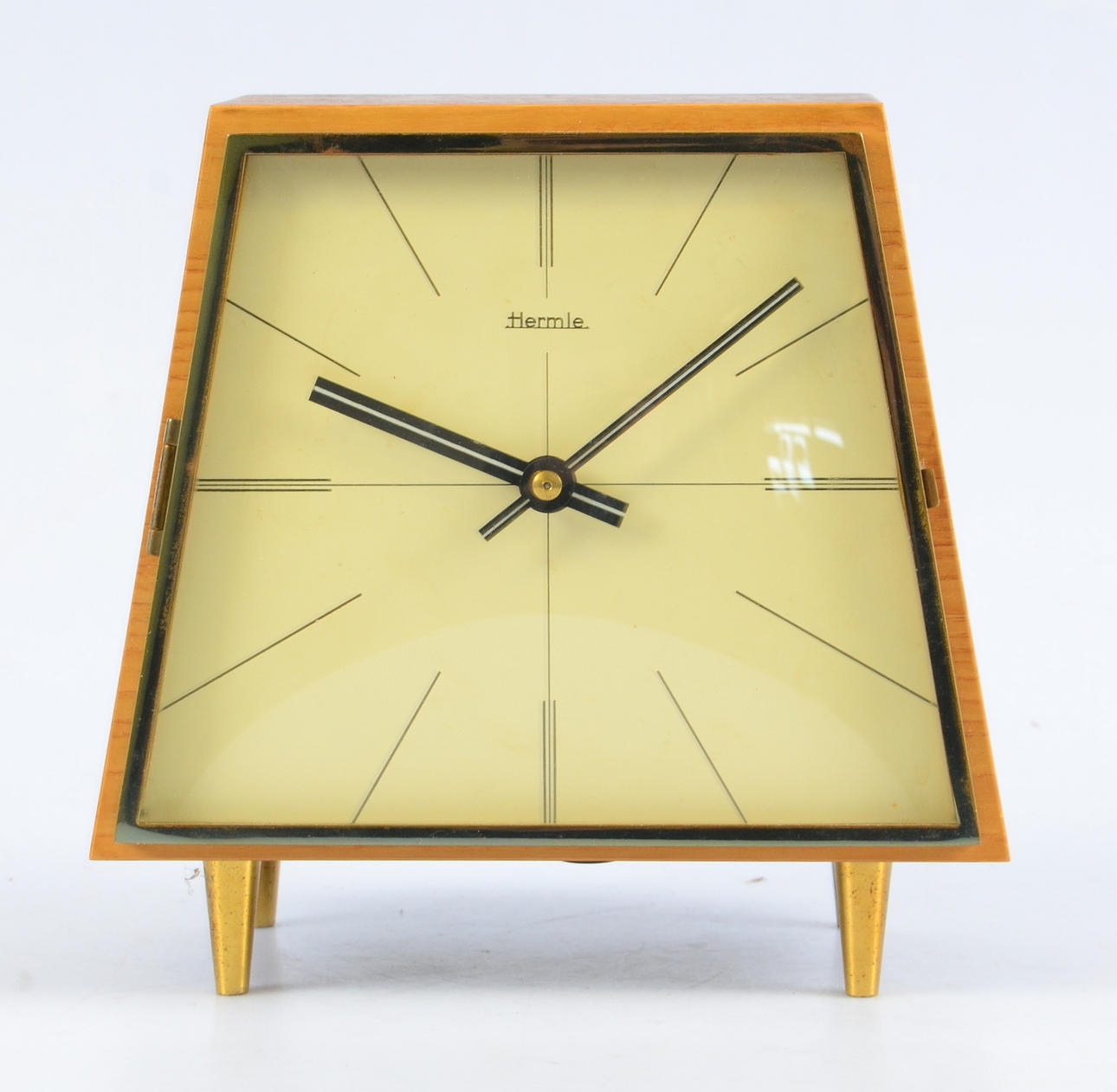 BORDSUR, Hermle, 1900-talets andra hälft.