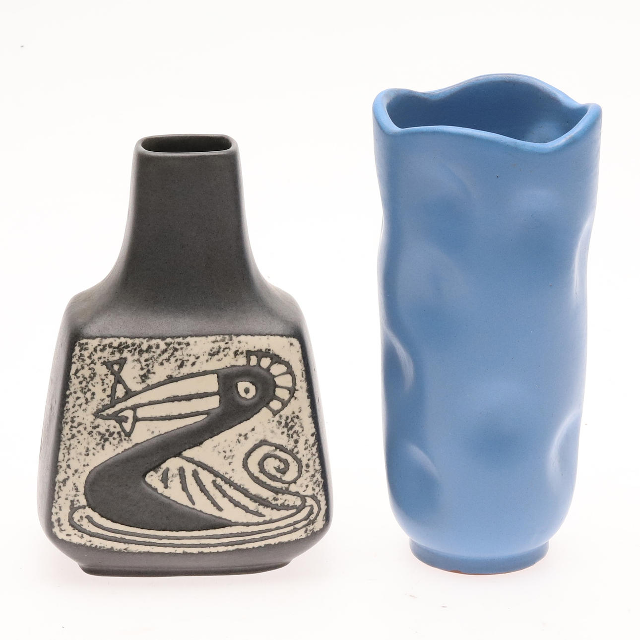 A set of 2 ceramic vases.