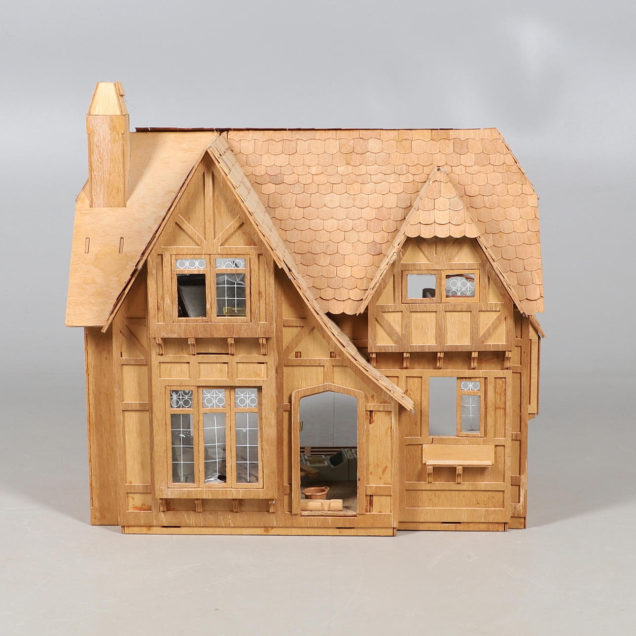 TRÆDUKKEHUS & MØBLER.