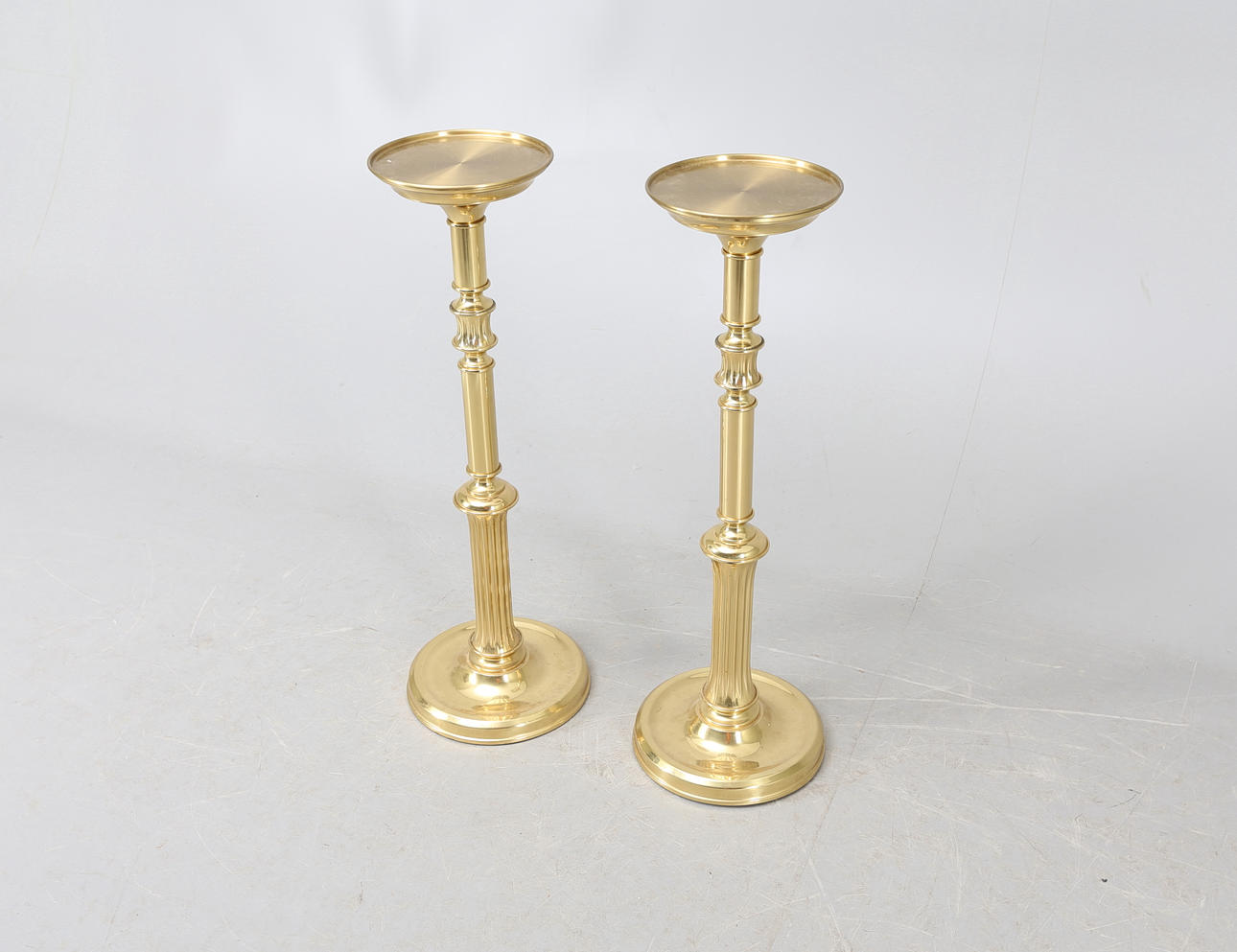 PIEDISTALER, 1 par, mässing, gustaviansk stil, 1900-tal.