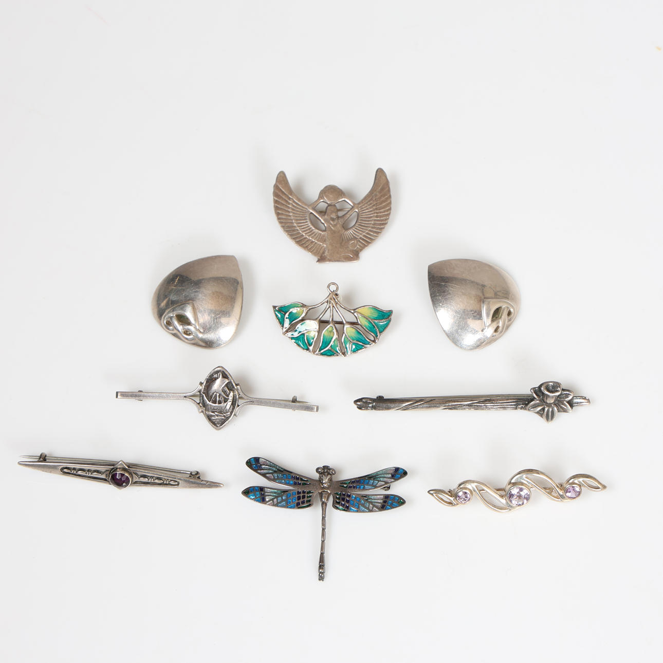 EN SAMLING SILVERBROSCHER OCH ÖRHÄNGEN (9).