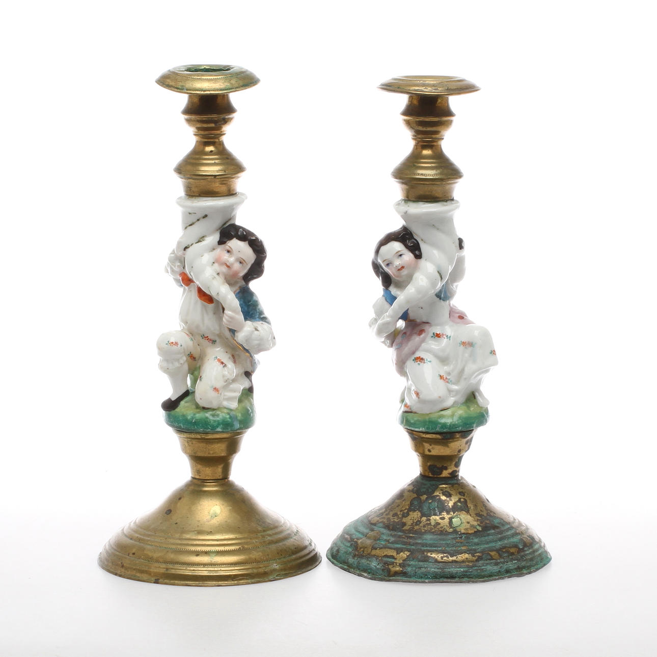 LJUSSTAKAR, 1 par, porslin och mässing, troligen England, 1800-tal.
