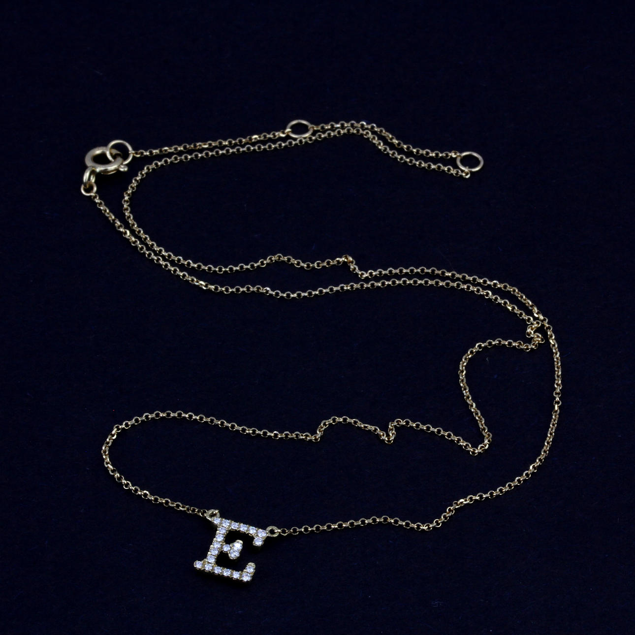 18CT GOLD DIAMOND E SHAPED NECKLACE.