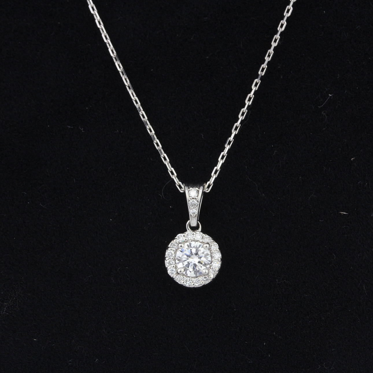 18CT GOLD PENDANT SET WITH LAB GROWN DIAMONDS.