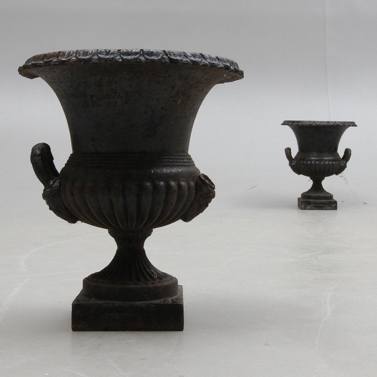 TRÄDGÅRDSURNOR, 1 par, gjutjärn, Bolinders, Stockholm,1900-tal.