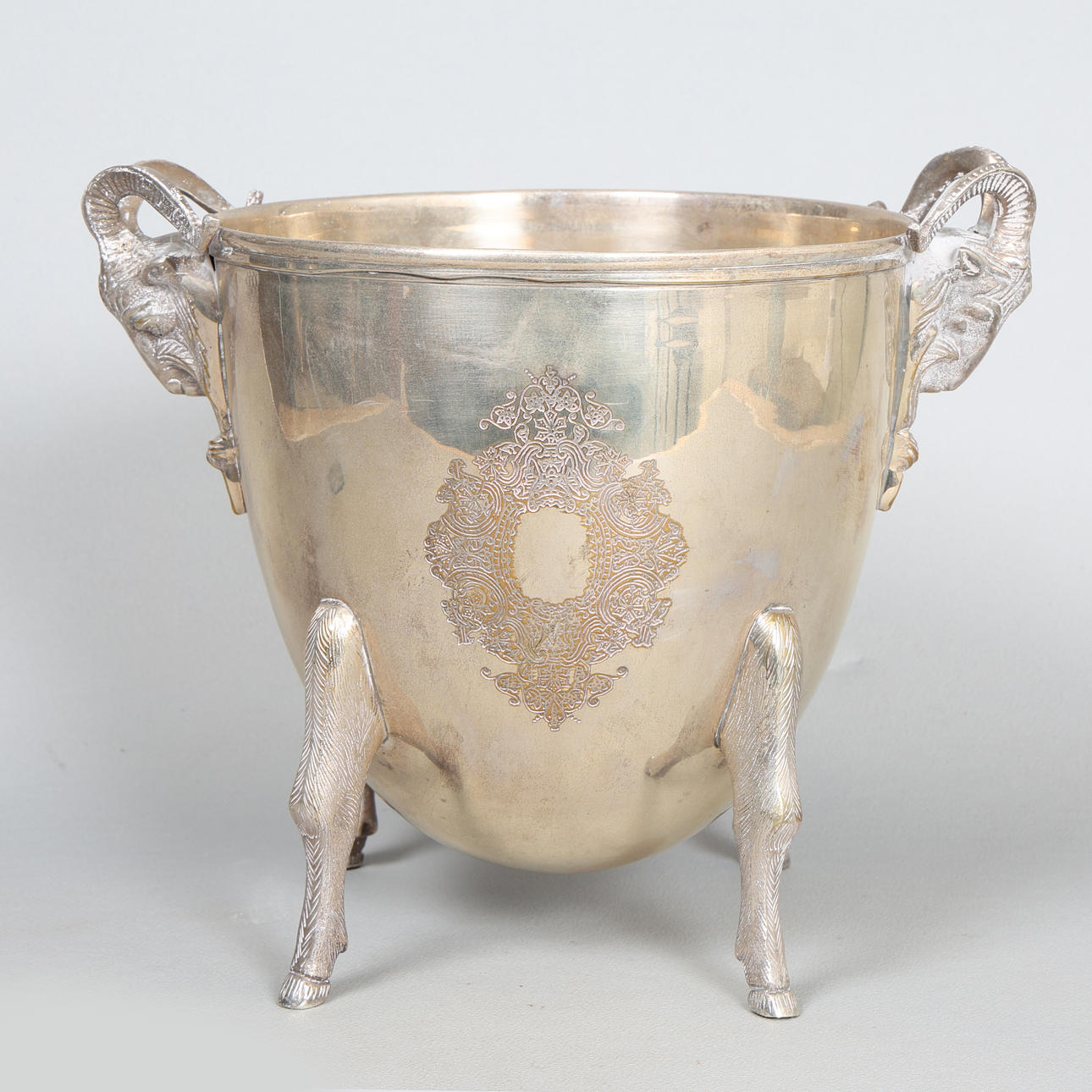 EIN VERSILBERTER WEINKÜHLER/EISKÜBEL.