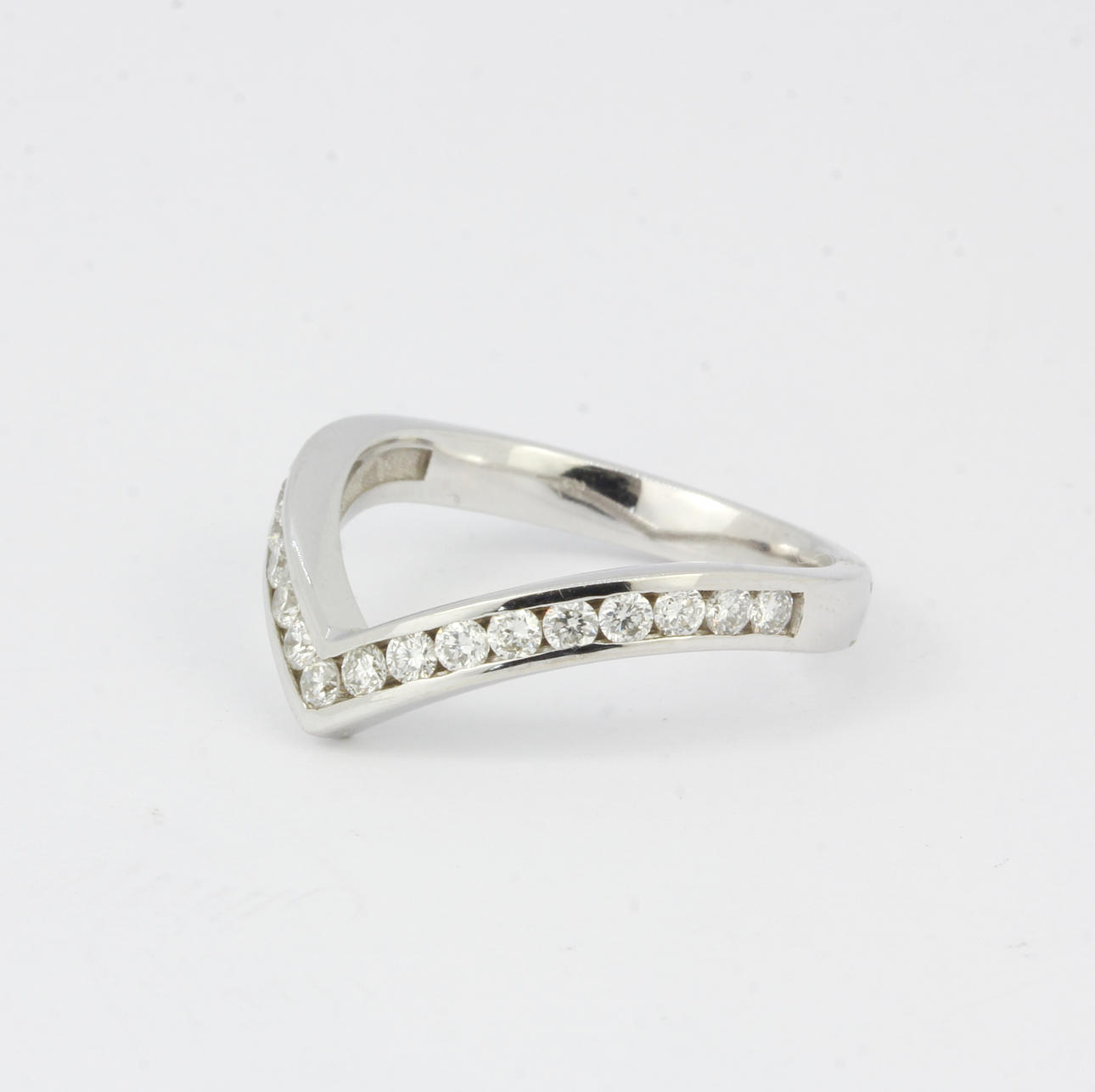 18CT DIAMOND SET WISHBONE RING.