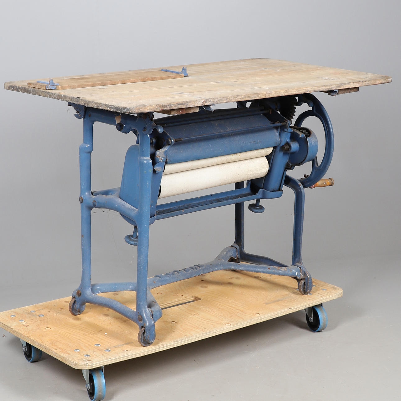 A VINTAGE CAST IRON EWBANK MANGLE.