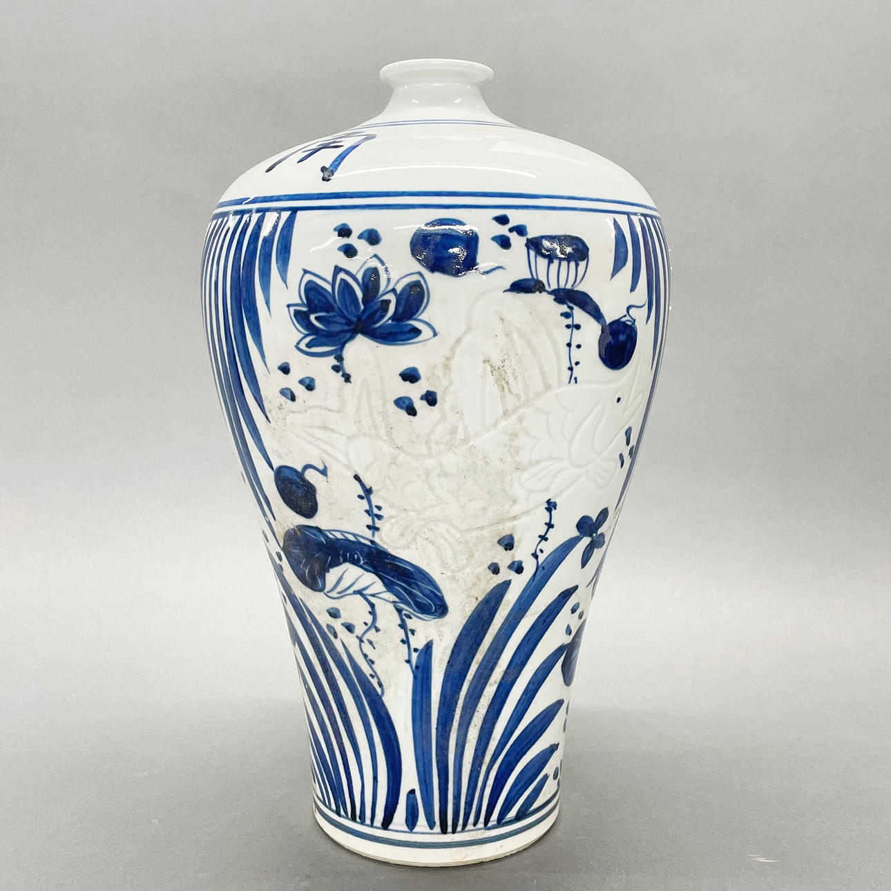 JARRÓN CHINO QUE REPRESENTA UN ESTANQUE DE NENÚFARES.