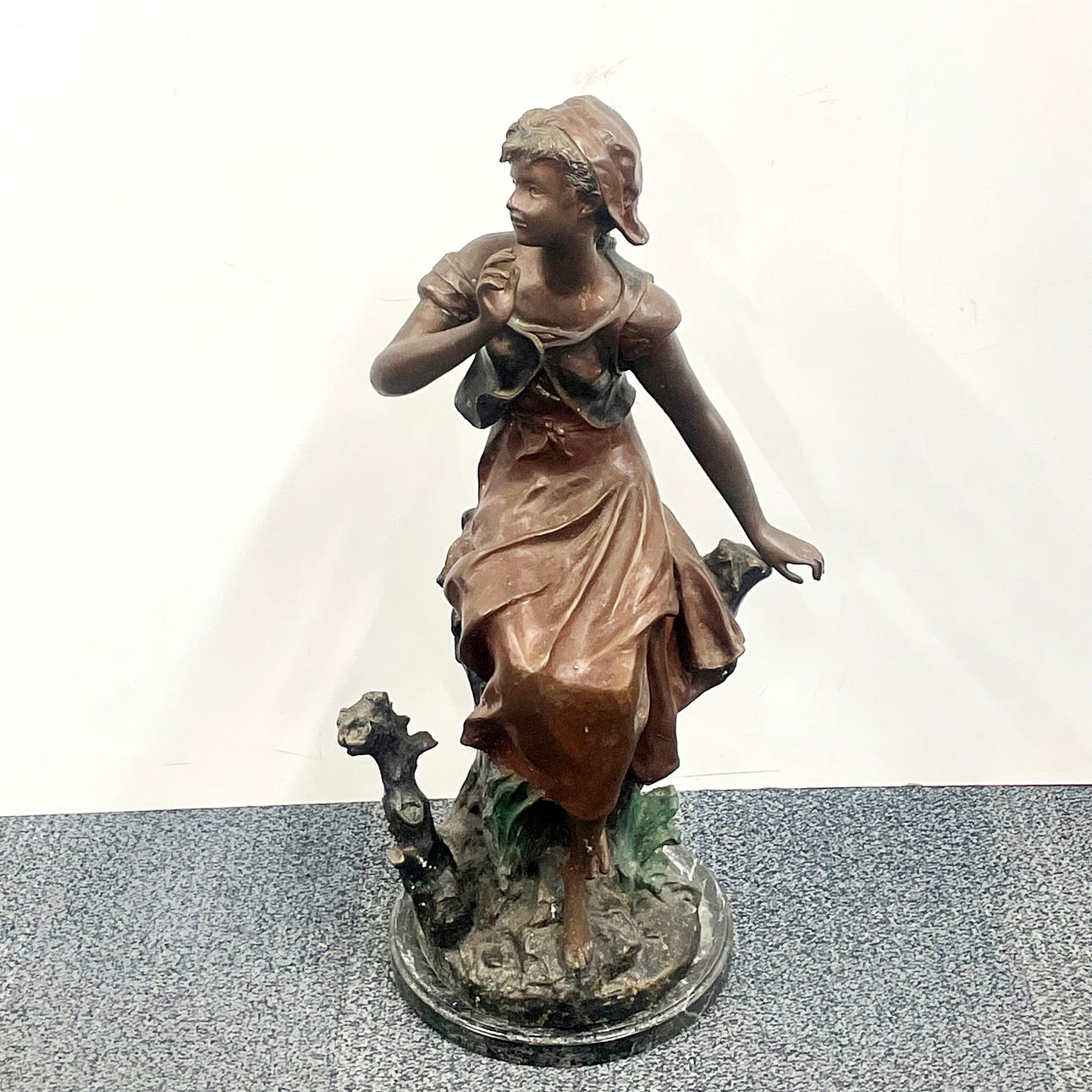 KYLMÄMAALATTU PRONSSIVEISTOS.