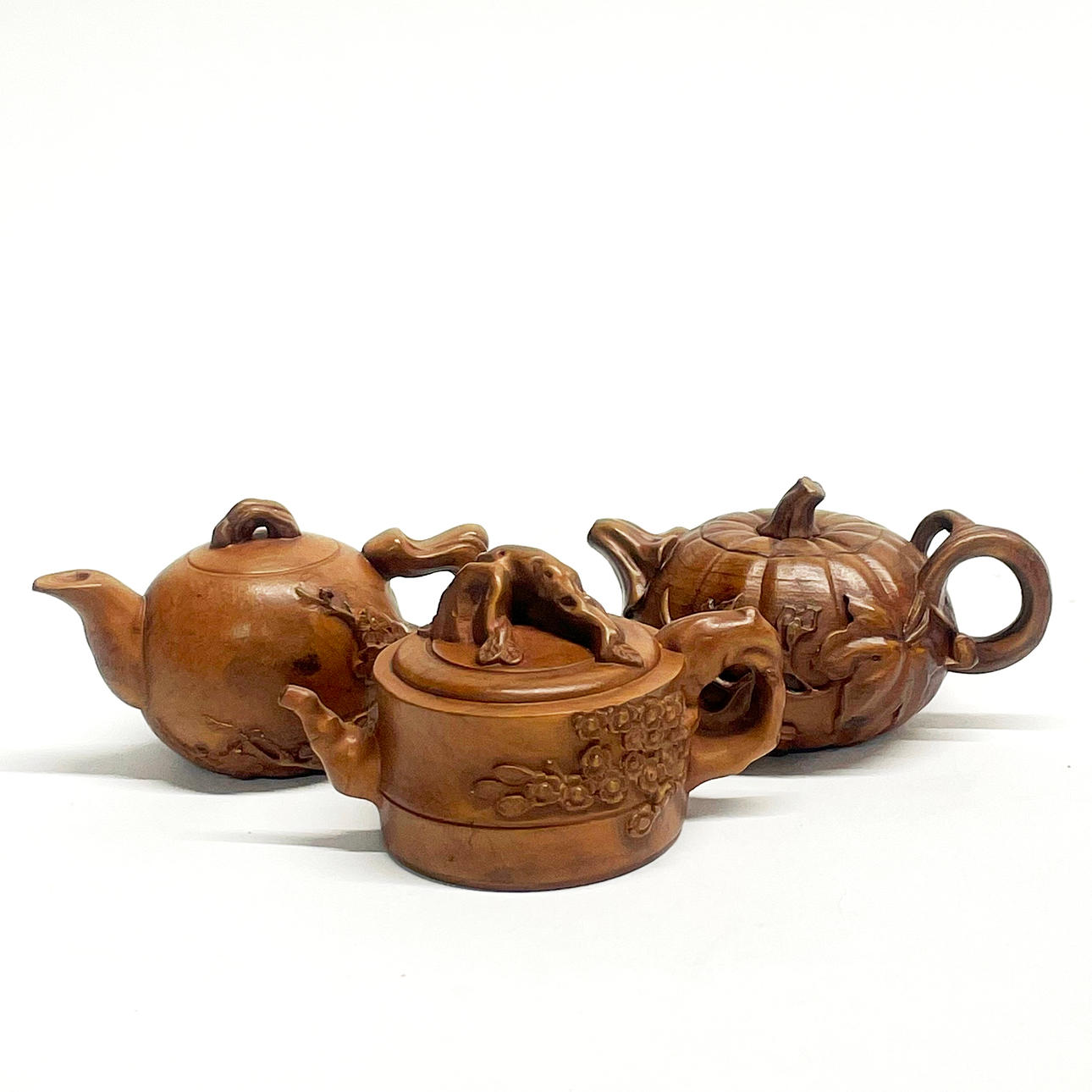 CHINESISCHE GESCHNITZTE OBSTHOLZFIGUREN.