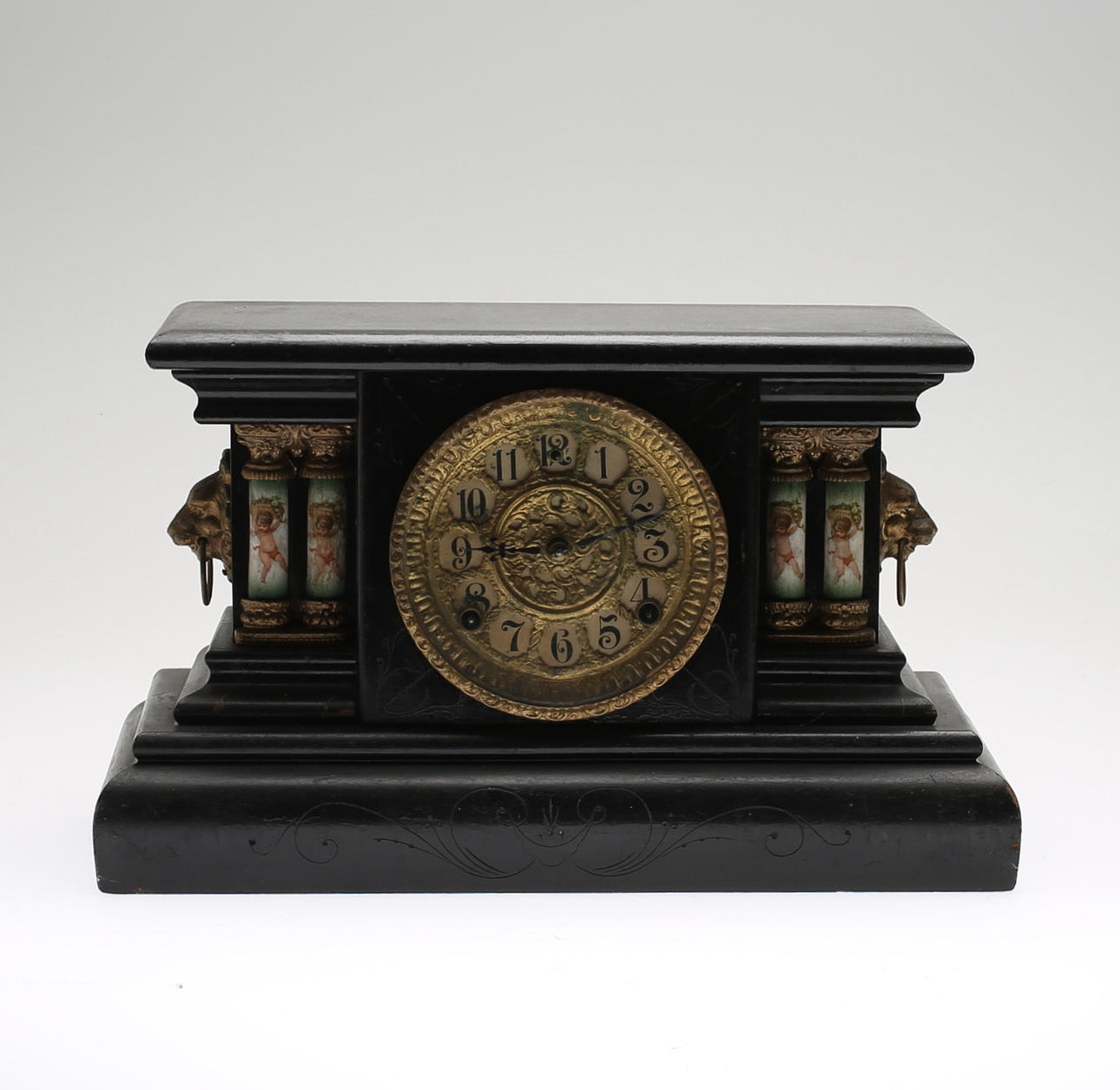 BORDSPENDYL, WML. Gilbert Clck Co, USA, omkring år 1900.