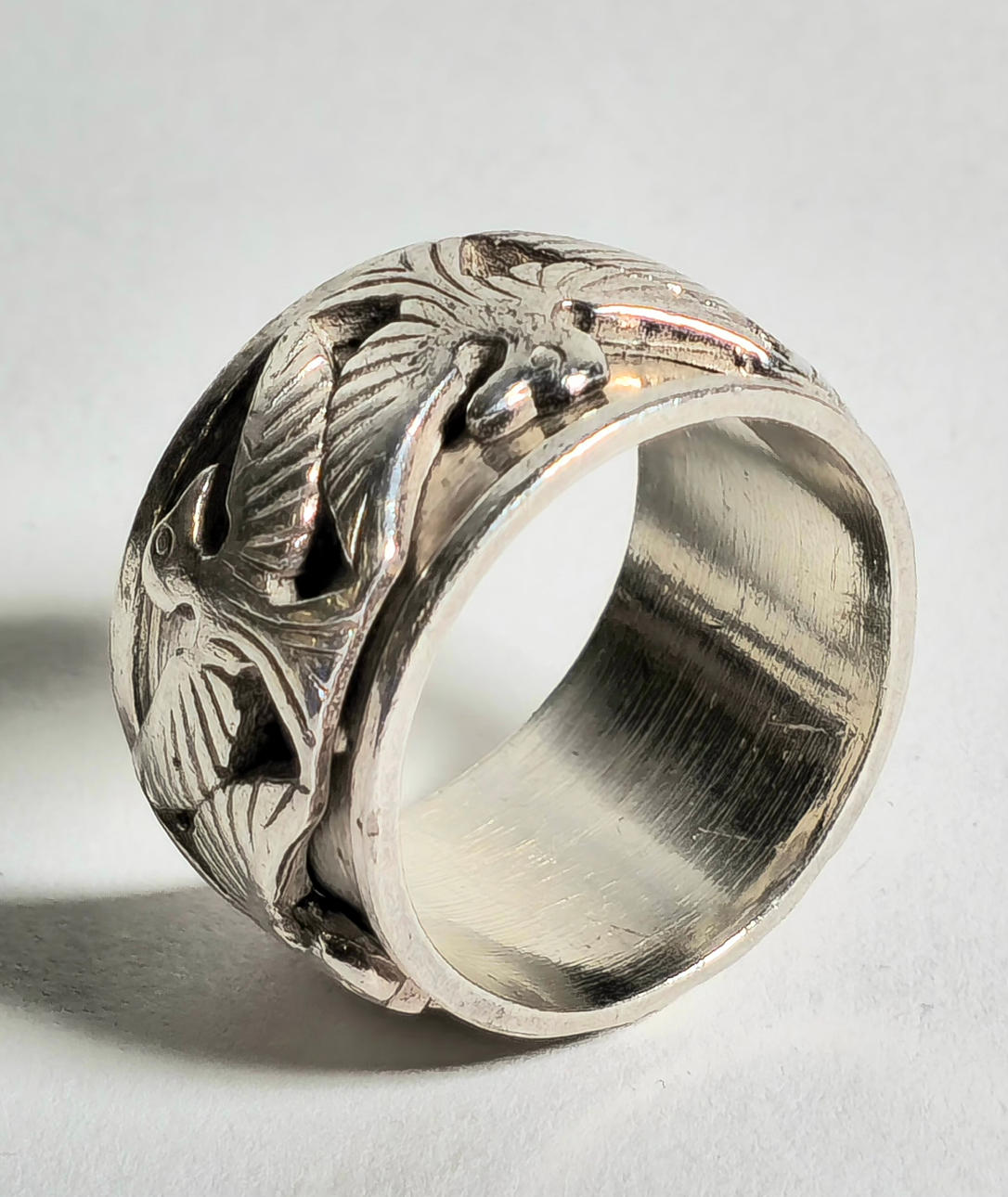 WIDE RING WITH BIRD MOTIF IN STERLING SILVER.