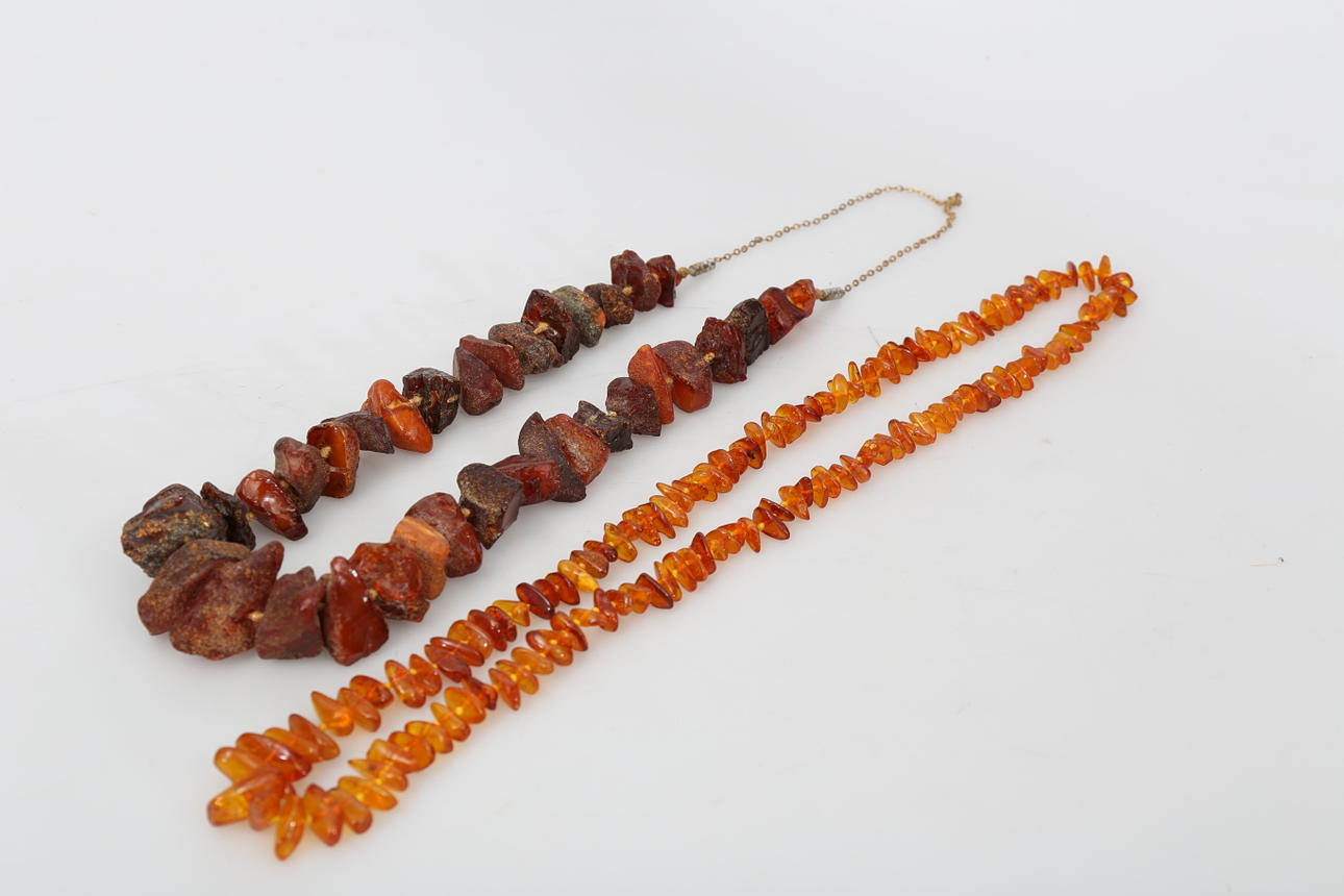 HALSBAND, bärnsten, 2 styckenl, total vikt 131,8 gram, 1900-tal.