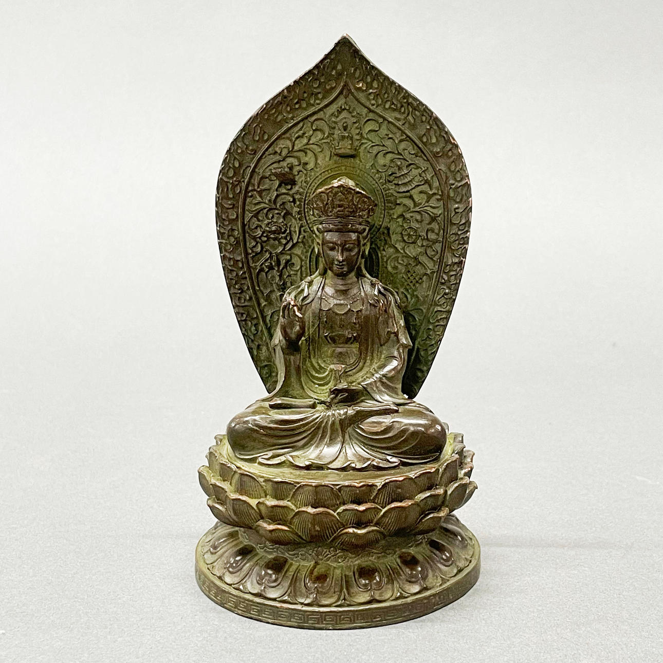 BRONSFIGUR AV EN SITTANDE BUDDHA.