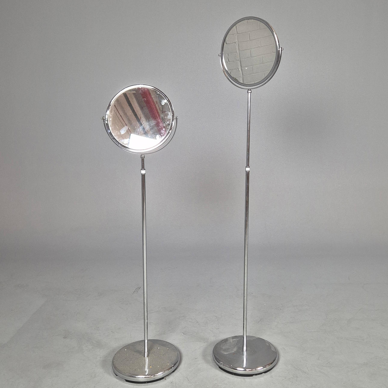 ESPEJOS DE AFEITAR DE PIE, UN PAR.