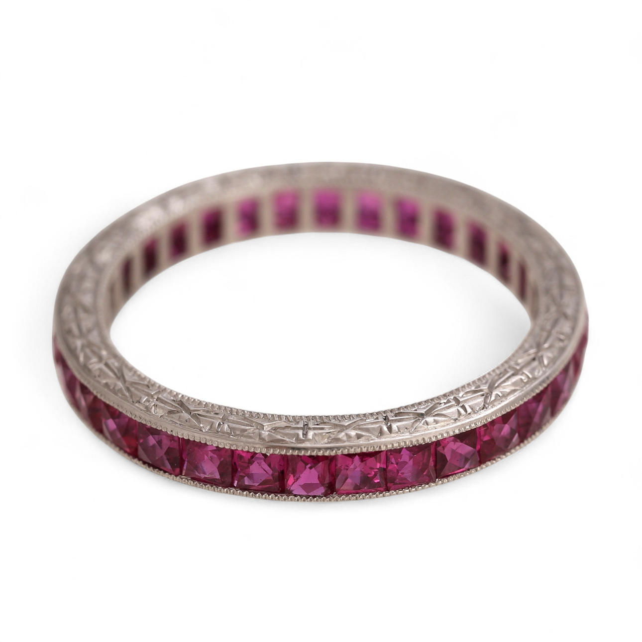 Sortija alianza de rubíes.