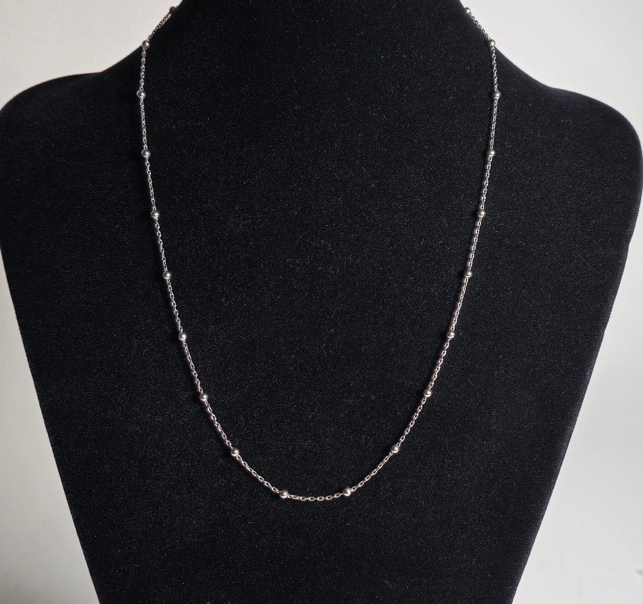 COLLAR CON CUENTAS ESFÉRICAS EN PLATA.