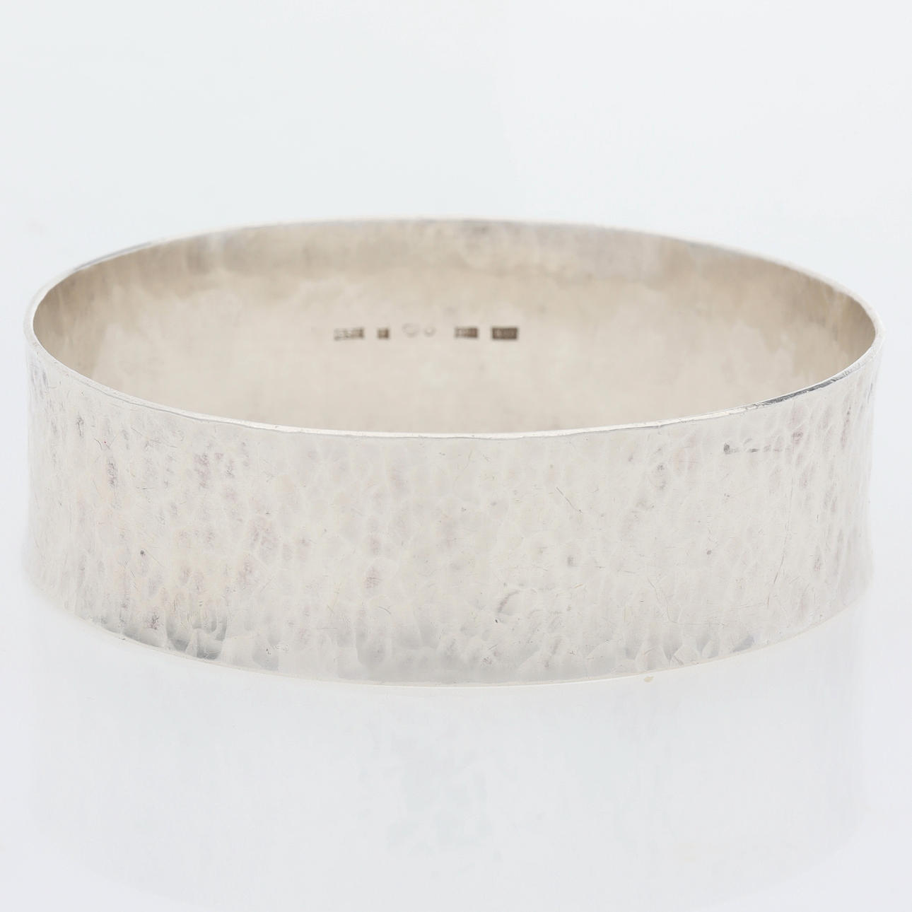 ARMRING, hamrat silver, Sonny Carlberg Guldsmed, Sölvesborg, 1985.