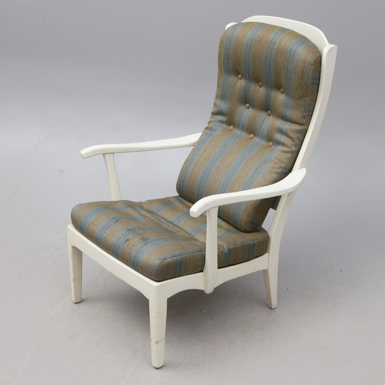 CARL MALMSTEN. FÅTÖLJ, trä/textilkuddar. brickmärkt.