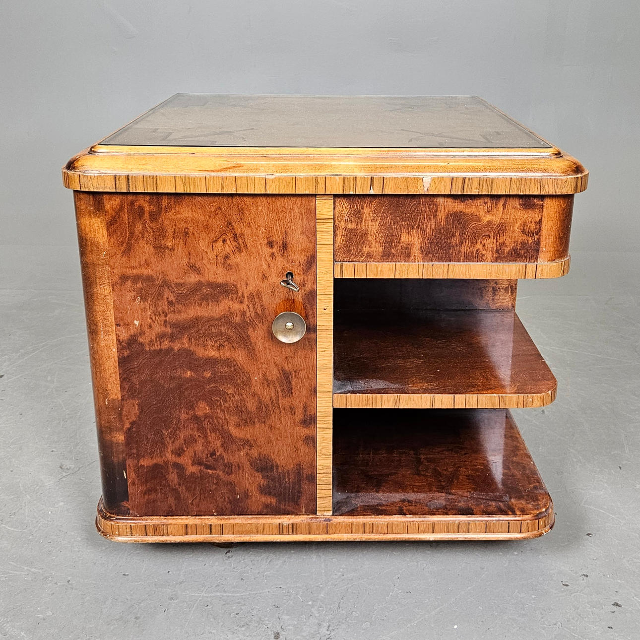 Ein Rauchertisch/Stehtisch, 1930er Jahre.