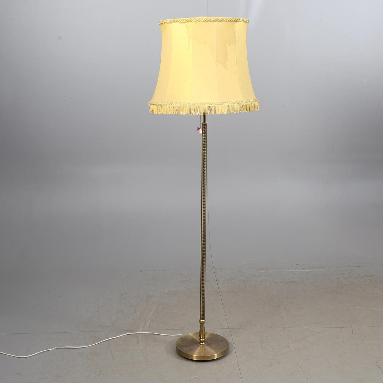 GULVLAMPE, messing, midten af 1900-tallet.